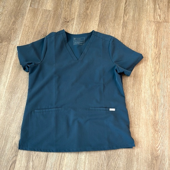 Figs Tops - Figs Casma Three pocket women’s scrub top.